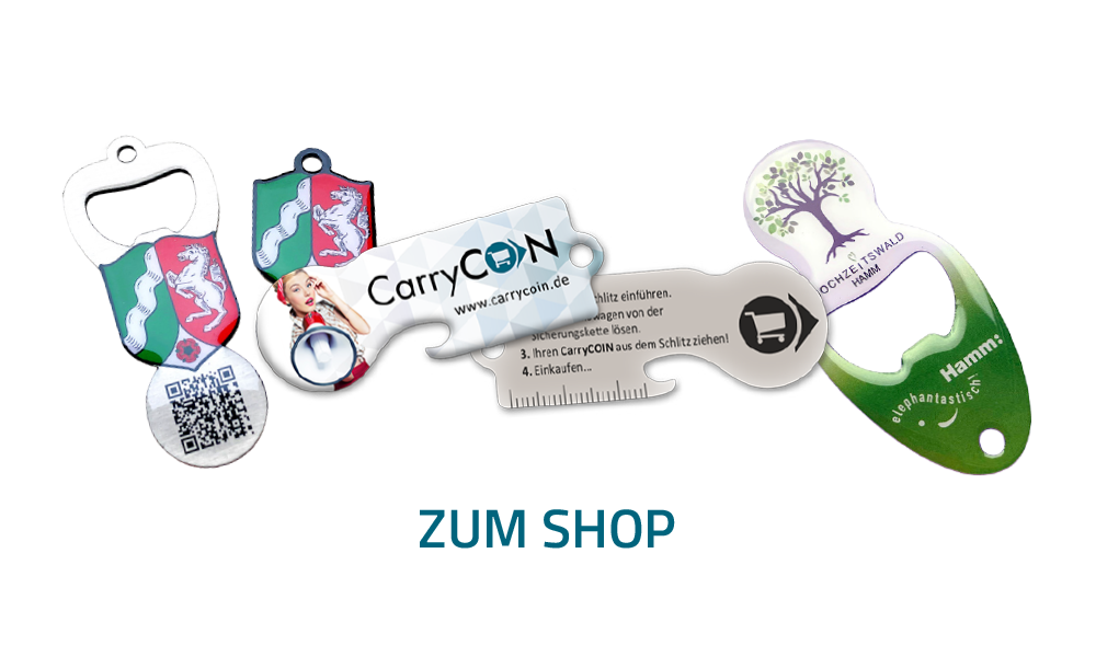 Verschiedene individuell gestaltete CarryCOIN Einkaufswagenlöser aus Metall mit Logo, QR-Code und Sonderformen als B2B-Werbeartikel, darunter Modelle mit Flaschenöffner, Schlüsselring und Einkaufswagenfunktion